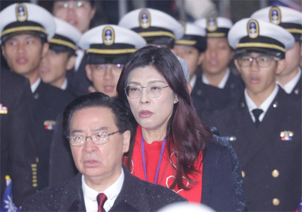 快新聞/2016後首次!鄭麗文以國民黨主席身分出席府前升旗 與韓國瑜高興自拍