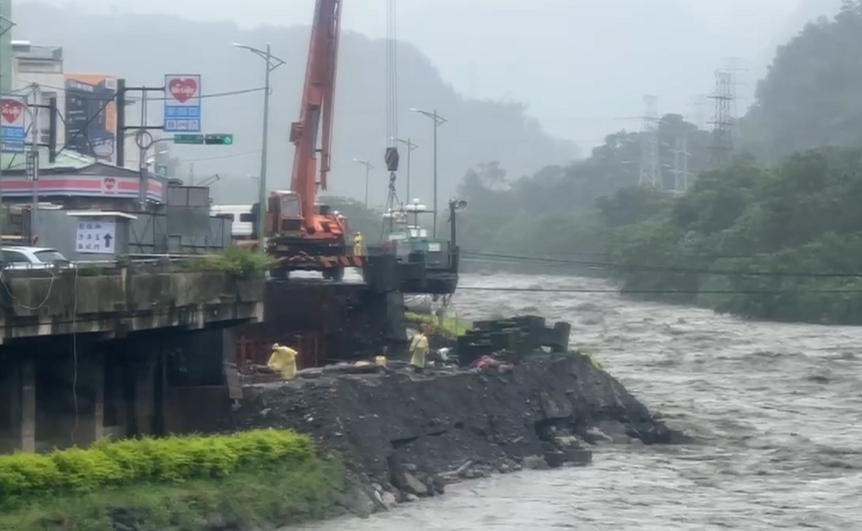 南投山區水里溪暴漲滾滾洪流 驚見民眾悠哉抓魚