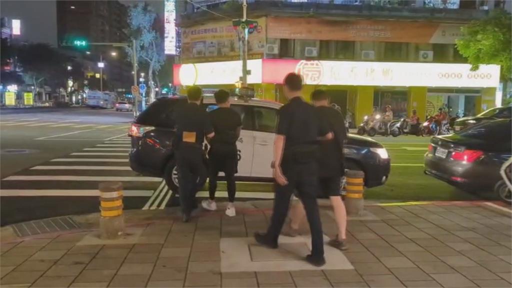 一言不合就開打!賓士男遭尾隨不爽「烙郎」 掏辣椒水當街鬥毆全遭逮