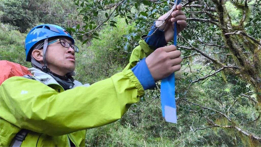 紀念已故好友! 山友登深堀山「綁布條架繩索」