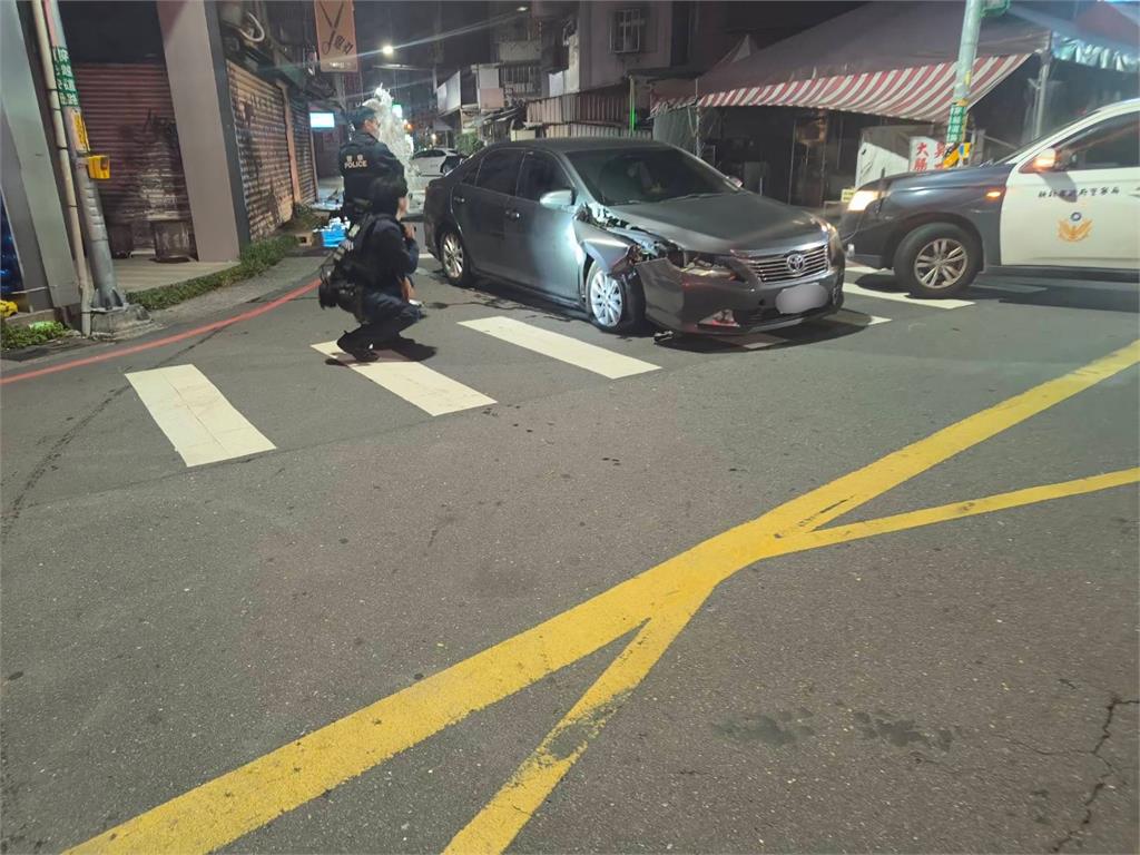 快新聞／蘆洲小客車「撞斷消防栓」駕駛棄車逃逸　水柱狂噴數公尺高