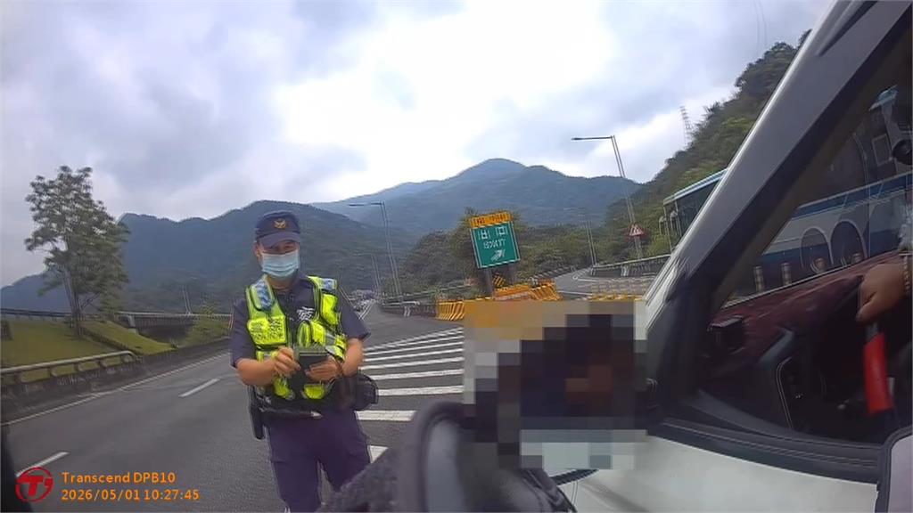 扯！駕照用雞腿換的？　國5坪林路段匝道驚見9車逆向