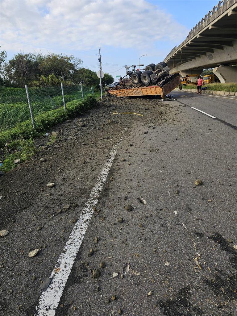 快新聞／嚇！台61新豐段「聯結車撞警車」翻落高架橋　駕駛送醫不治