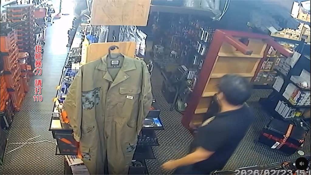 離職男持斧闖公司狂砍前同事　行凶驚險畫面曝光、業者出面說明