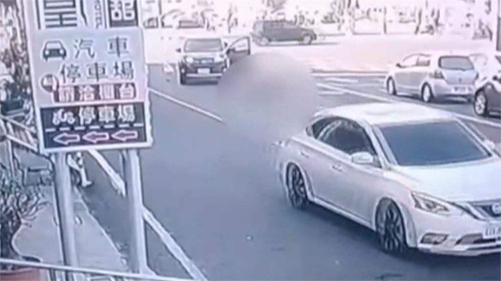 8旬婦人過馬路遭高速衝撞"腦出血" 住戶:此路口車禍多