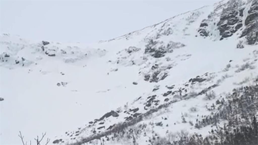美國東北部最高峰整片雪崩塌！　男子被積雪推著走驚險畫面曝