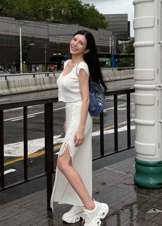 「國光女神」當媽一樣辣！海邊度假放送「渾圓北半球」　絕頂身材網看呆：太犯規