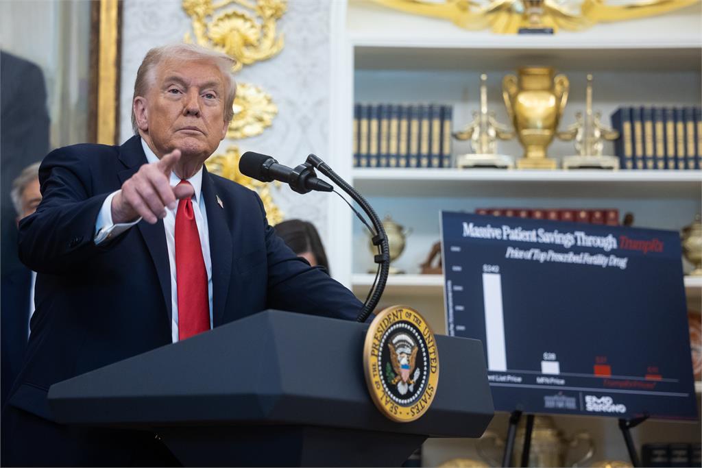 才轟美晶片生意被台灣搶走「太愚蠢」!川普深夜突轉發「黃仁勳3句話」