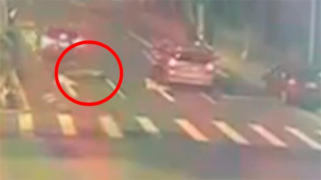 驚悚車禍!桃園女走斑馬線闖紅燈 遭2車「撞飛+輾壓」慘死