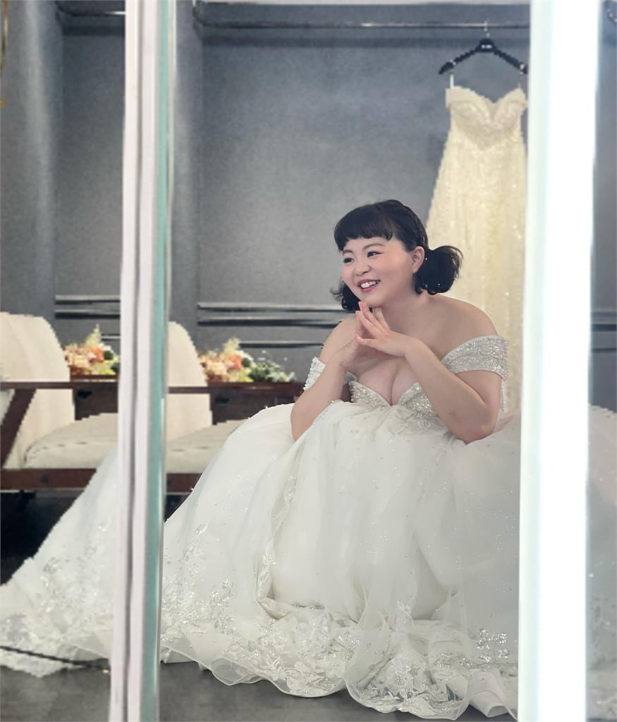 《愛的榮耀》楊皓崴「背後環抱」宮美樂拍婚紗!他「臉色僵硬」笑翻網