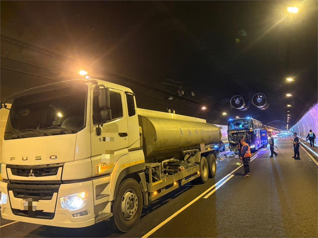 最新/前擋風玻璃全碎!國3遊覽車撞槽罐車 驚險畫面曝光