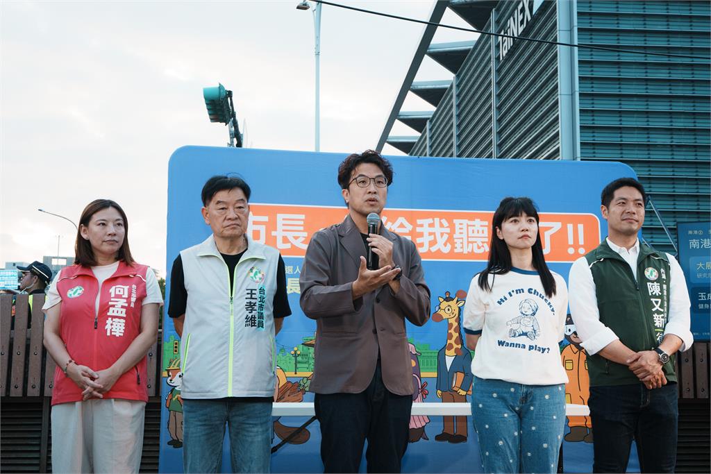 快新聞／沈伯洋南港肥皂箱開講吸民眾圍觀！百張提問全接招　萌娃擊掌「超圈粉」