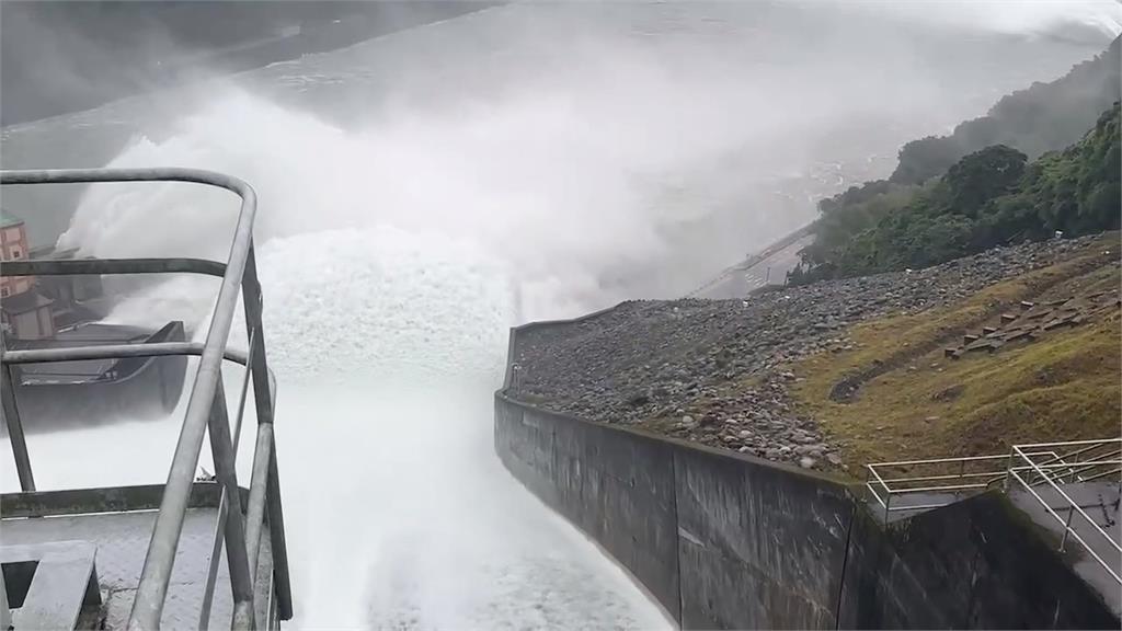 康芮颱風挾豪雨! 石門水庫開啟溢洪道、員山子分洪道啟動第5次分洪