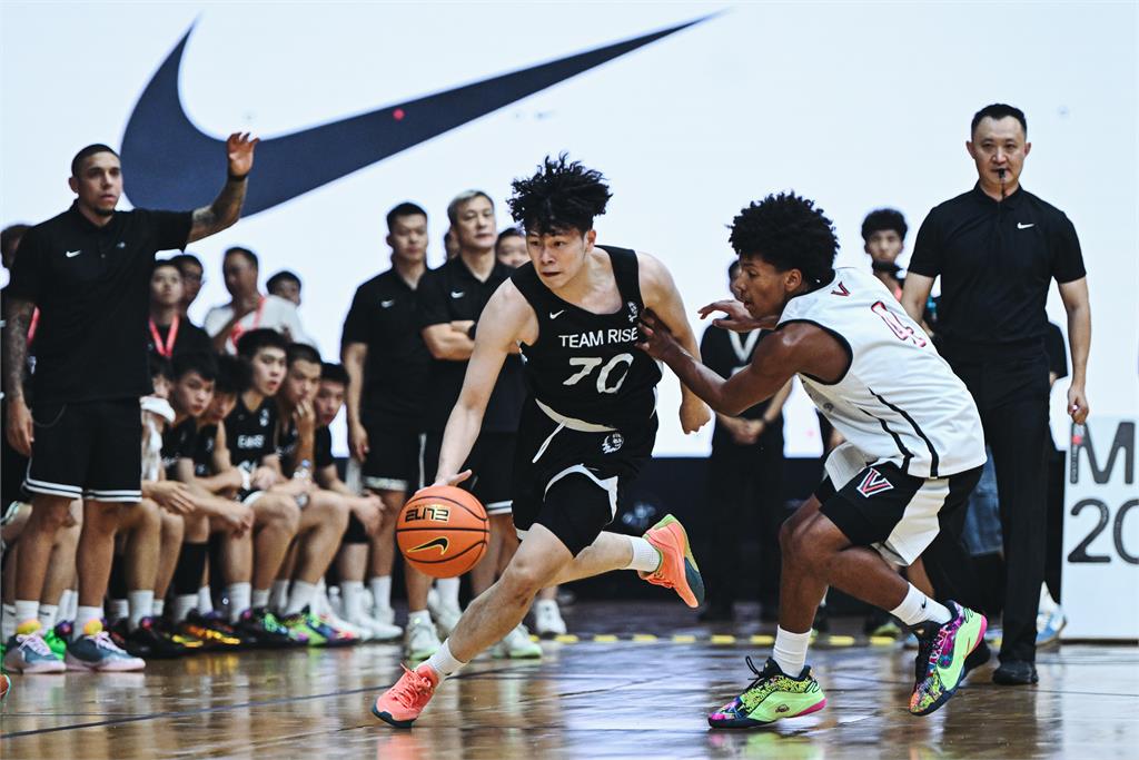 NBA/一張「吾皇萬歲照」秒懂魅力!詹皇任訓練營導師、台小將獲職籃球隊青睞