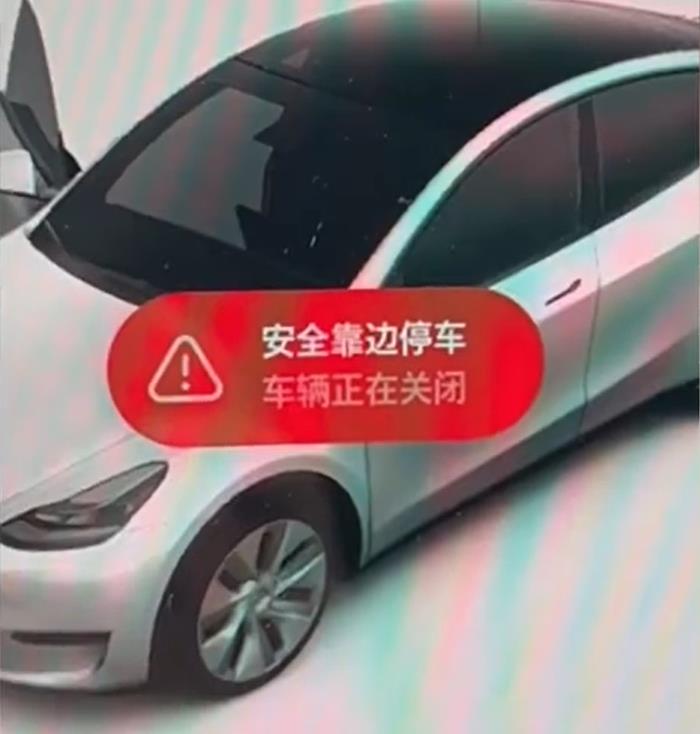 他開特斯拉返鄉狂塞30小時！「電量歸零」糗噴9千求援拖吊車