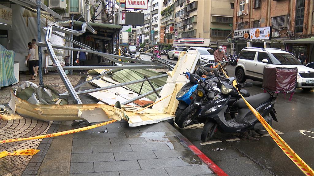 颱風夜巨響不斷　台北大安多起鐵皮屋頂亂飛　滿地殘骸清理家園