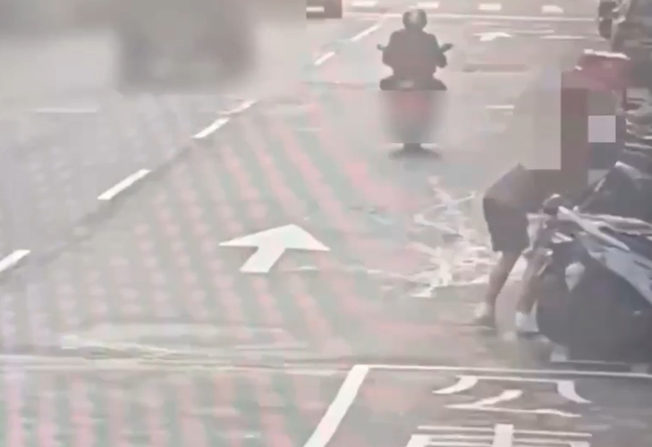 酒後失控！外國男沿路推倒機車　大鬧街頭民眾全看傻