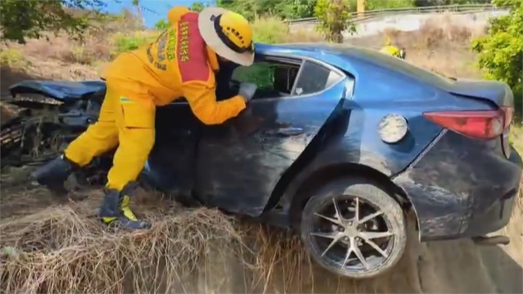 轎車自撞電線桿滑落山坡　車體一半懸空2人受困