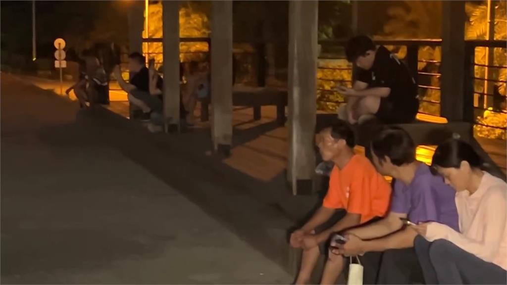 服役近30年　通霄發電廠四號煙囪"放倒"拆除　鄉親專程來告別