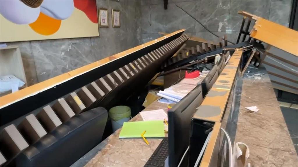 高雄大樓天花版整片掉落　保全急躲桌下角落僅輕傷