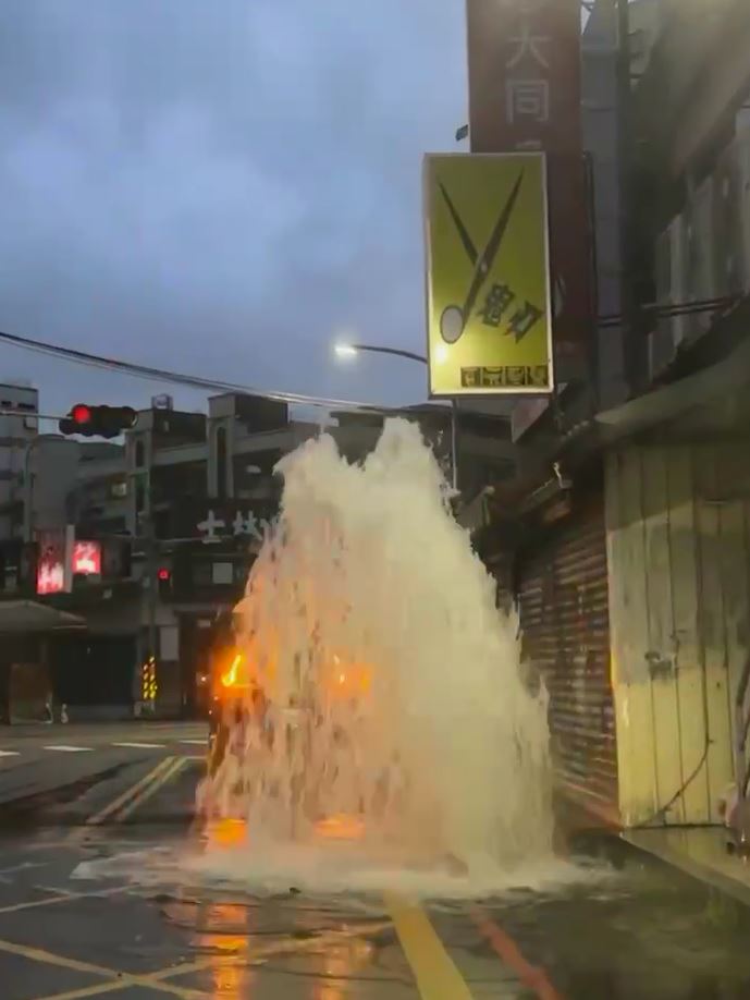 快新聞／蘆洲小客車「撞斷消防栓」駕駛棄車逃逸　水柱狂噴數公尺高