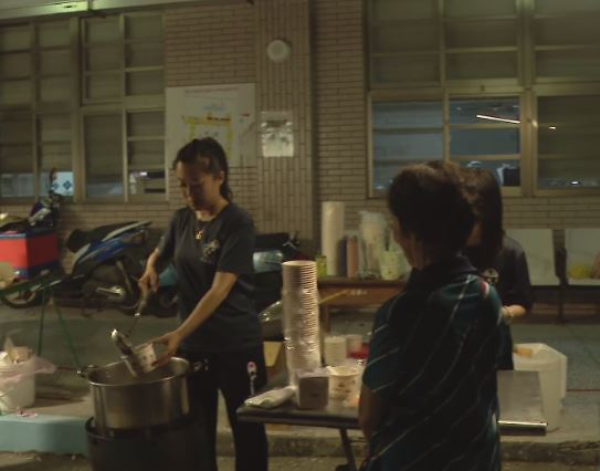 熱食來了！　　光復國小收容所外夜市開張　攤商組隊"　送愛心"