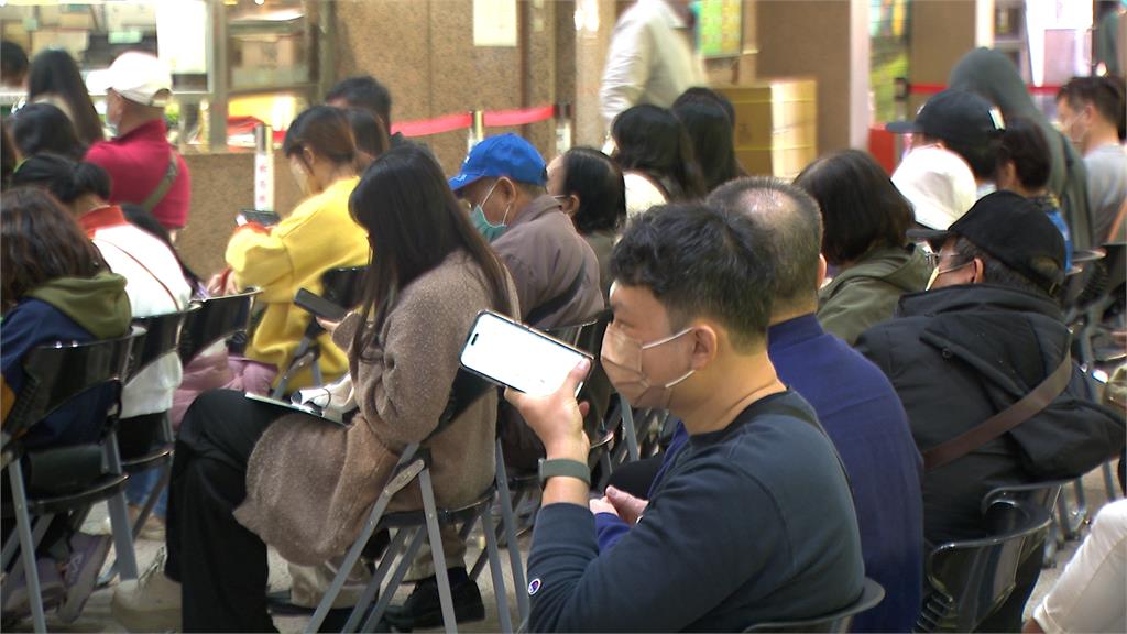 國人瘋出國！申辦護照太難搶…明起網路預約「大增1500個名額」