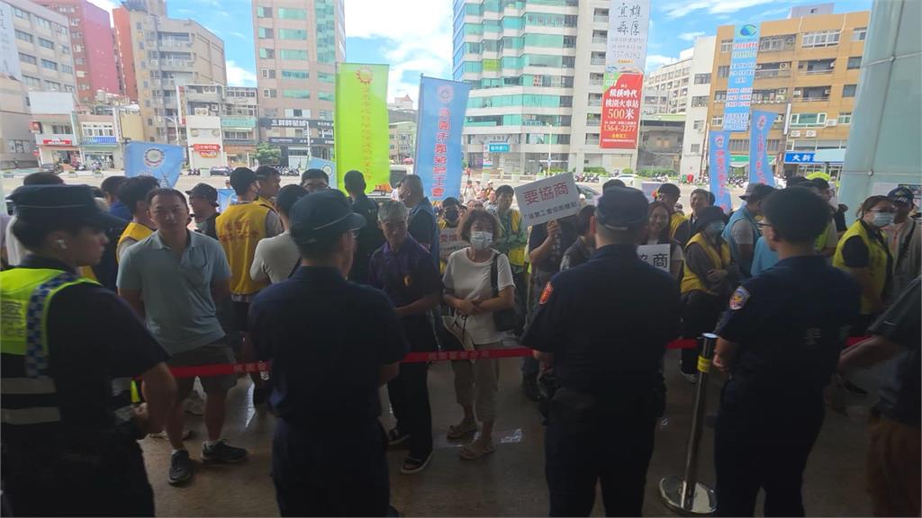 桃市府承諾增人力.避免外包跳票！　上百名清潔隊員拉布條抗議