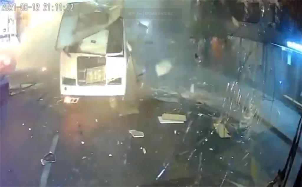驚悚畫面曝！俄羅斯「滿載公車」行經購物中心　突然氣爆碎片噴飛