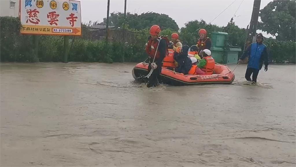 快新聞／凱米災情慘！南投貓羅溪暴漲「車子全泡水」　雲林、嘉義也淹水