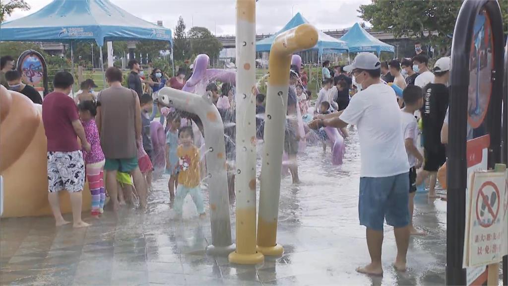 北台灣高溫35度熱爆　熊猴森樂園擠滿玩水人潮