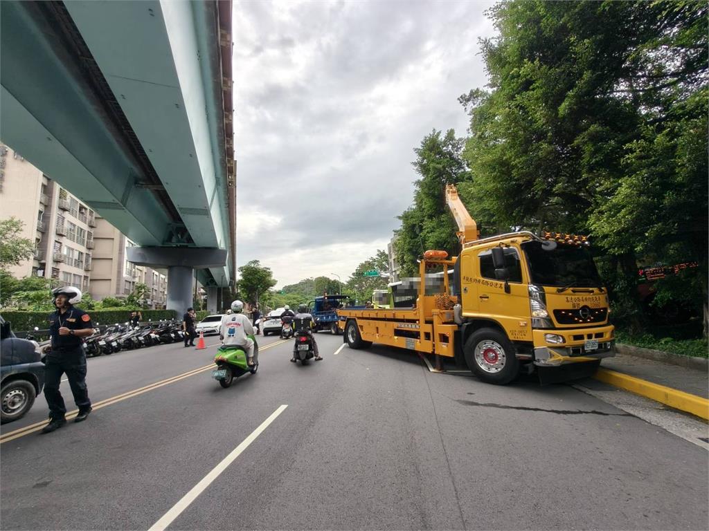 快新聞／碰！北市公車「插進」山壁！自撞釀3傷　驚險畫面曝光