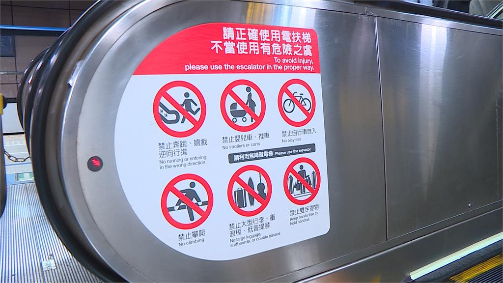 骨牌式連撞!婦人搭手扶梯「重心不穩往後摔」 波及後方七人撞一團