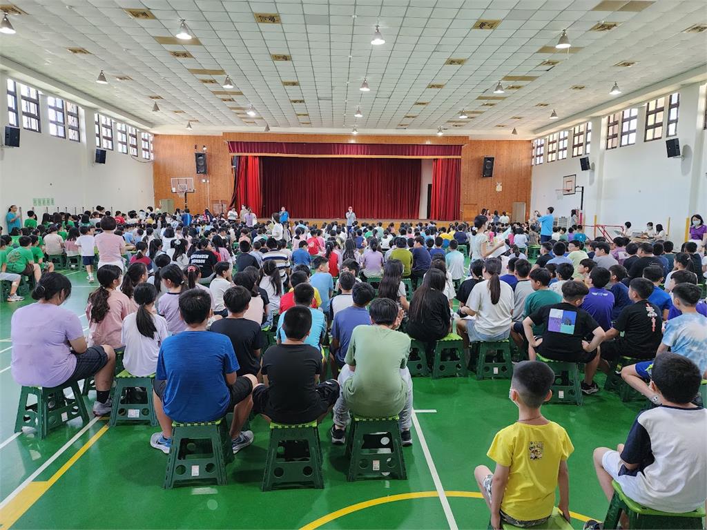 快新聞／活動中心沒空調！頭份國小畢典連2年校外辦　沈發惠爭經費助更新