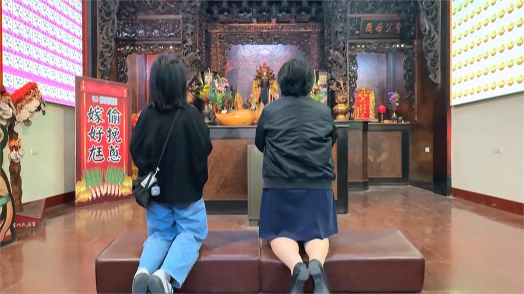 元宵節傳統習俗「偷挽蔥嫁好尪」　鹿耳門天后宮備青蔥供信眾求良緣