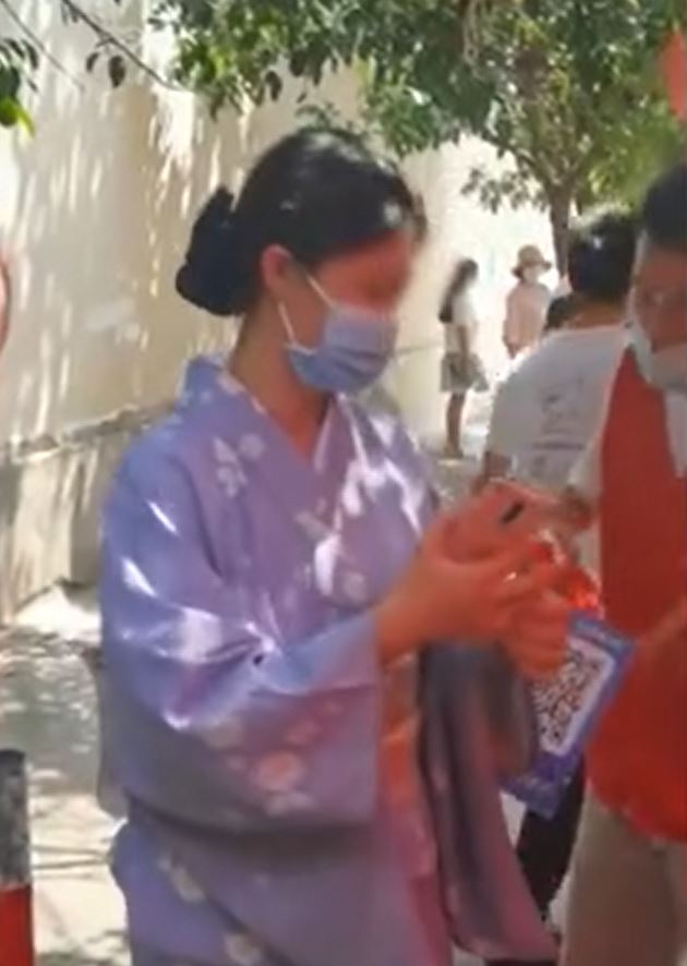 辱華？廈門女「穿和服」做PCR遭拒　小粉紅：打中國疫苗穿中國衣服