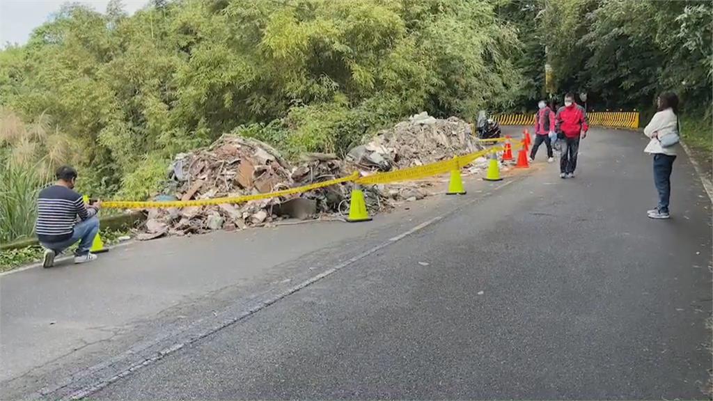 30公噸垃圾整車濫倒山區道路！ 一路蔓延至溪床