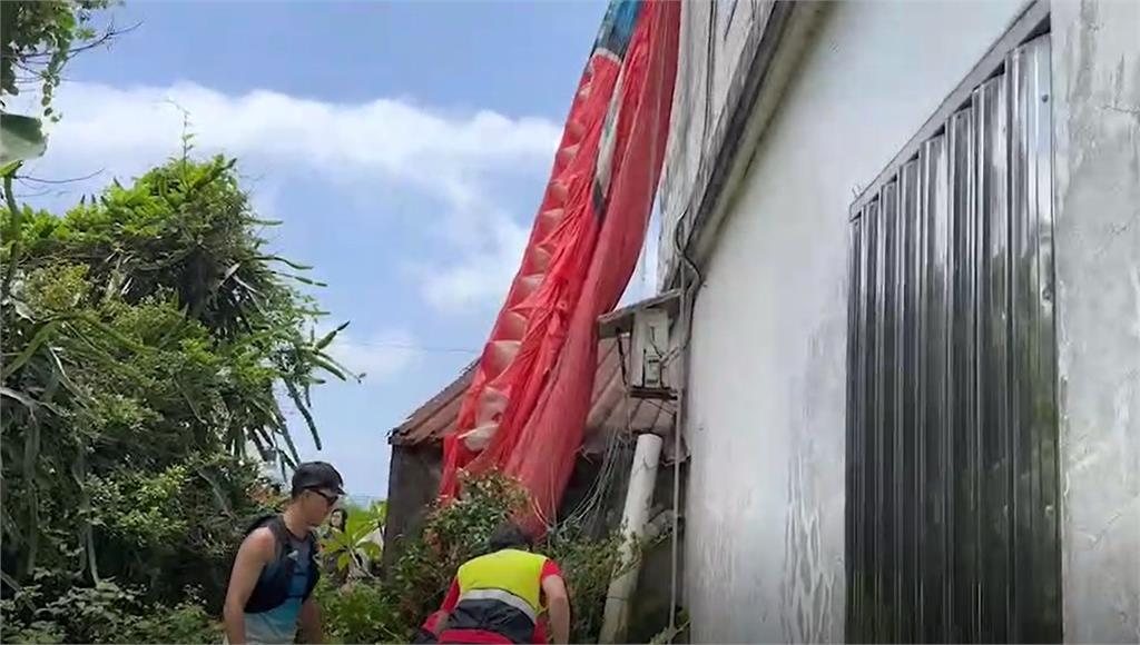 快新聞/宜蘭頭城飛行傘出意外! 教練載香港旅客失控摔民宅