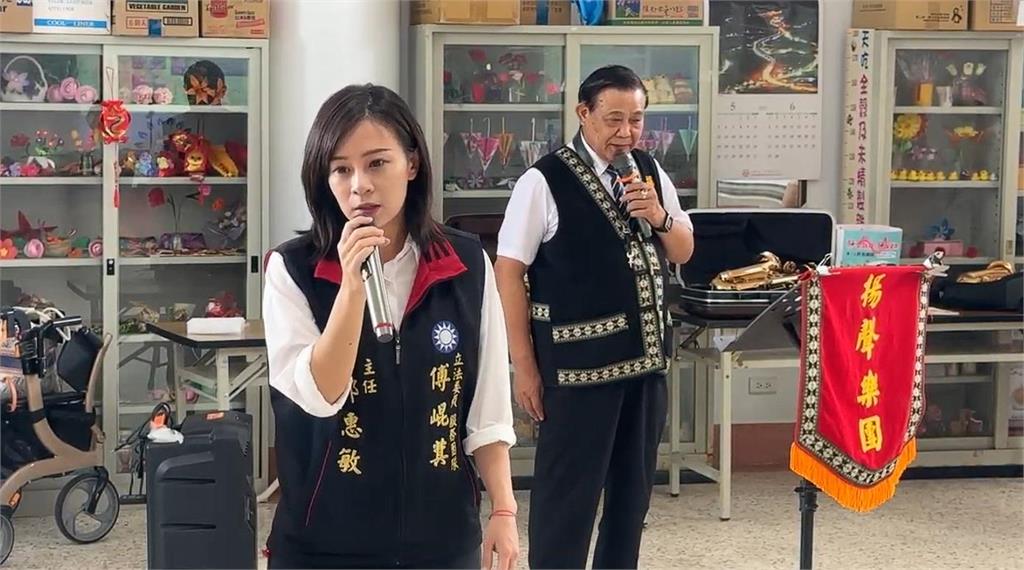 快新聞/行政不中立?「傅崐萁反罷扇子」發送福氣站長者 畫面曝光