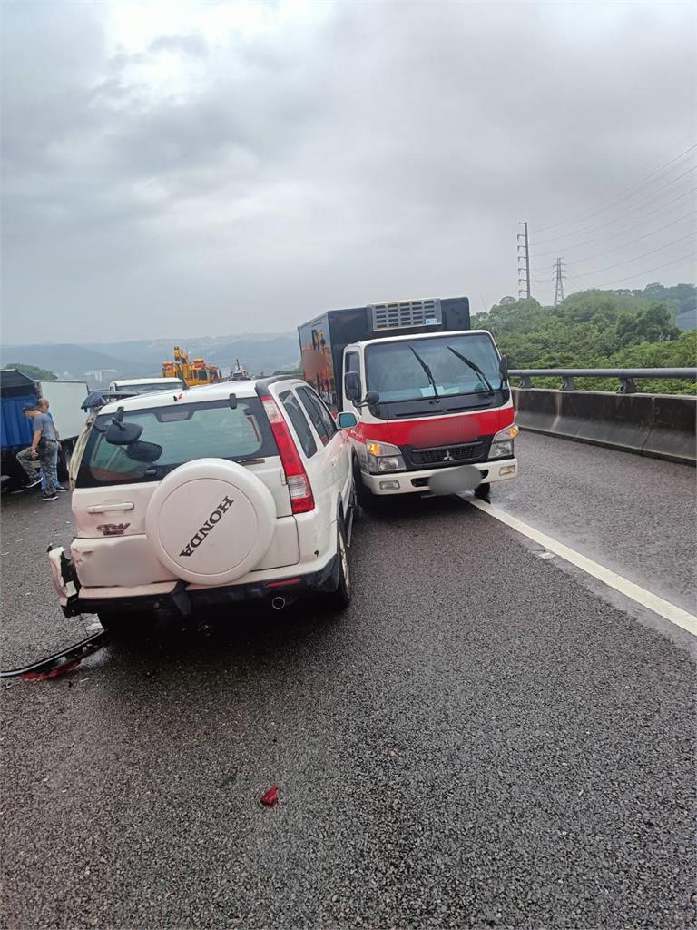 快新聞／國1南下67K「追撞事故」　多部車輛撞一團「全線封閉」