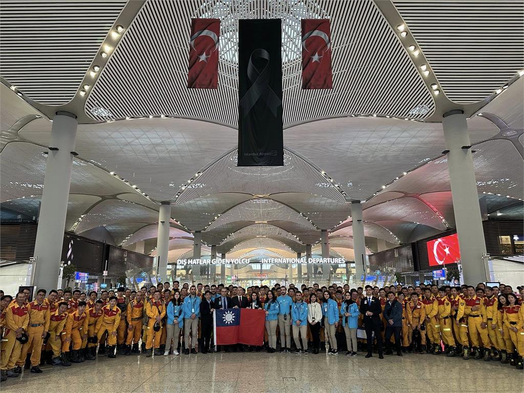 台灣搜救隊受土耳其「英雄式歡送」掌聲5分鐘不間斷　機場看板秀國旗致謝