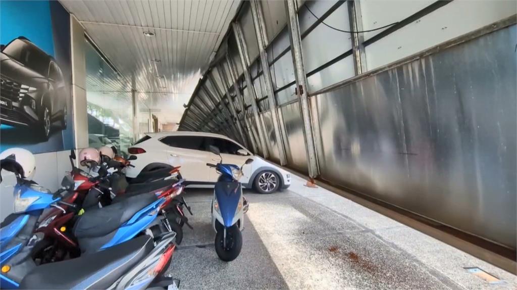 高雄鳳山車商招牌砸落！　門口六台展示車慘遭殃