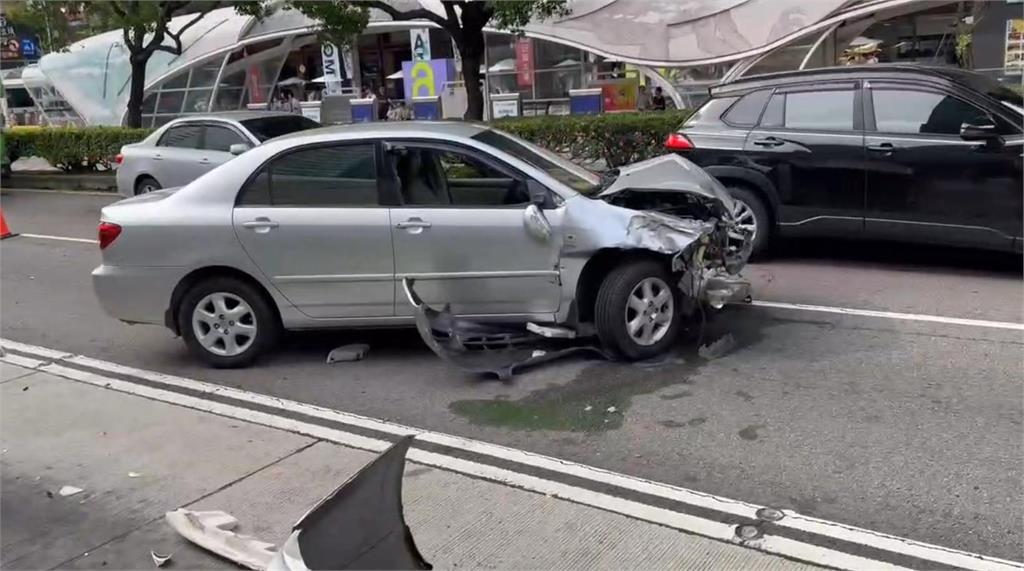 最新／台中巨業客運又出事！疑閃避「爆胎小客車」猛撞BRT站畫面曝