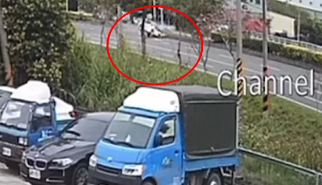超車不慎自撞? 台一線轎車連撞兩次分隔島 車頭全毀