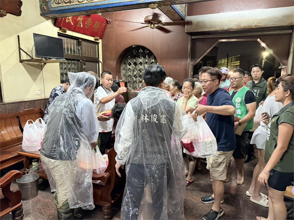 台南災民困淹水…郭國文涉水送700餐!網揪出「超猛便當本尊」驚喊:超用心
