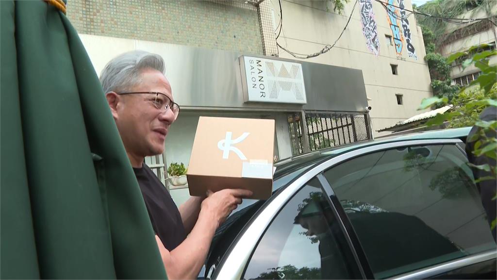 黃仁勳下機後第一站直奔髮廊 接地氣秀台語:巴豆么啊!