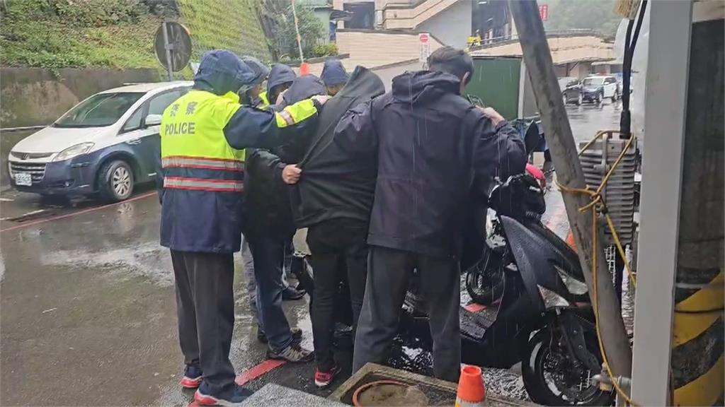 感情糾紛釀殺機！外包清潔員衝公墓「砍同事」　其他同事擋刀也遭波及