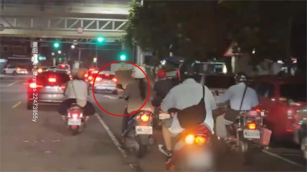 騎車揹電視趴趴走？　網友目擊：看到勇者了