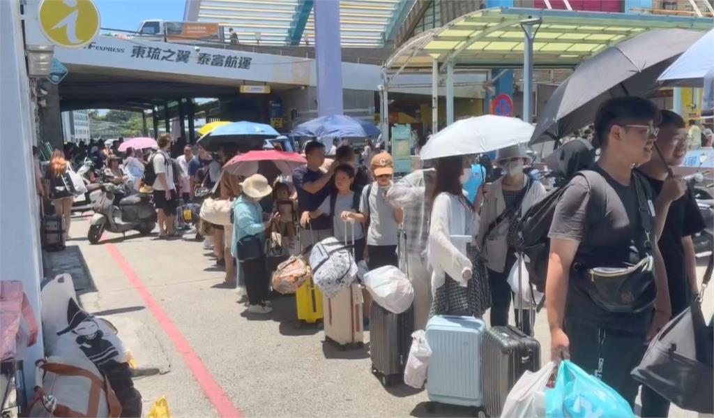 端午收假日"小琉球碼頭人潮滿" 澎湖機場遊客苦等候補