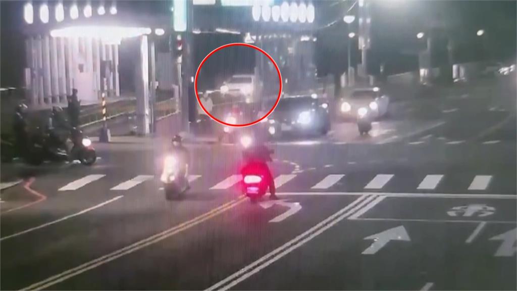 輕軌變專用道!小客車轉彎進軌道開一公里路 釀輕軌停擺半小時